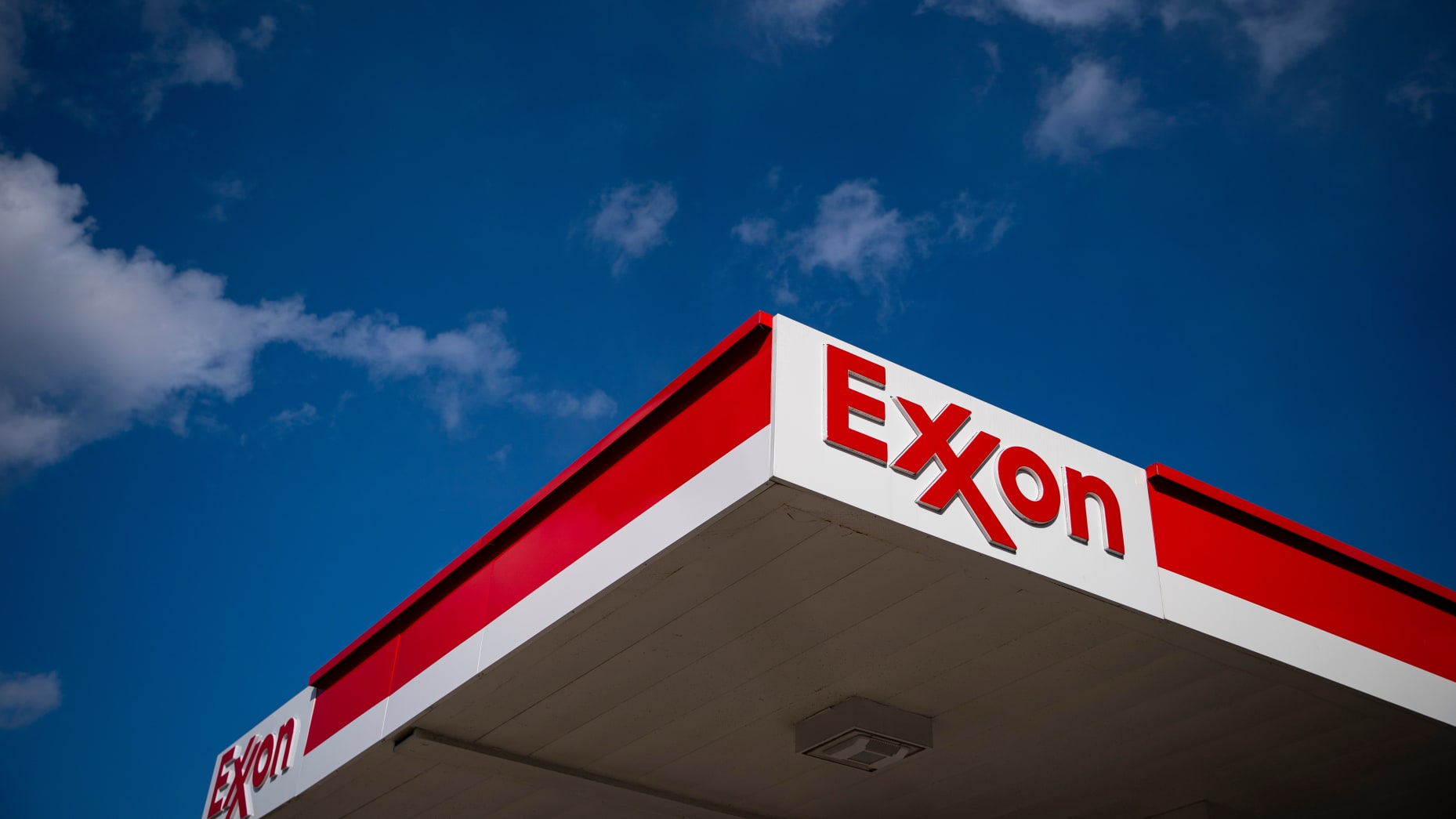 Exxon Mobil Stock Slips as Oil Prices Wobble and Investors Shift Focus
