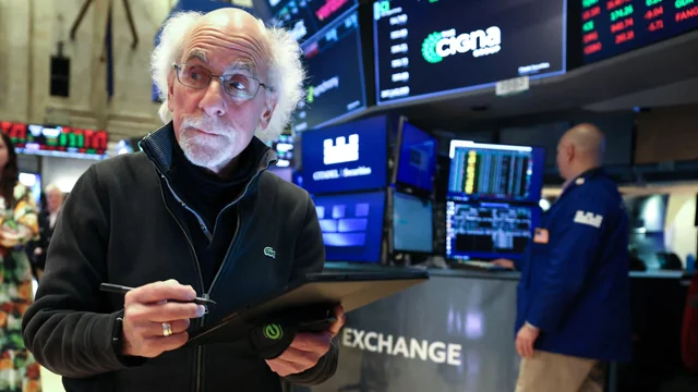 Dow Drops Nearly 400 Points, S&P 500 Falls Again as Investors Worry About Trade Deals